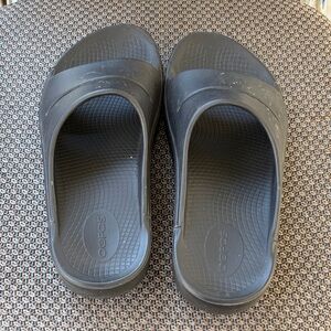 OOFOS Black Recovery Slides